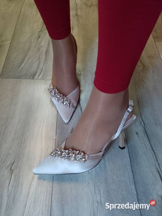 39 Beżowe bogato zdobione czółenka wieczorowe z