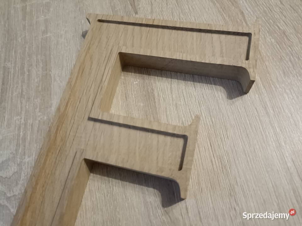 Drewniana litera F Kwidzyn