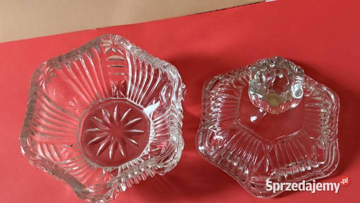 Cukiernicabomboniera szklana z pokrywka z lat Porcelana i szkło Lublin