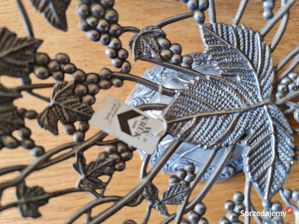 Paterakoszyk na nodze zdobiony kwiatem winogrona