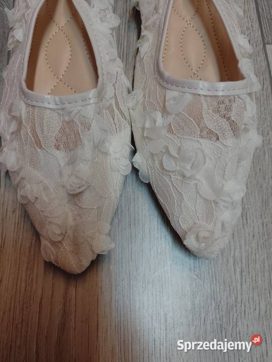 4041 Kremowe bogato zdobione różami ślubne Balerinki