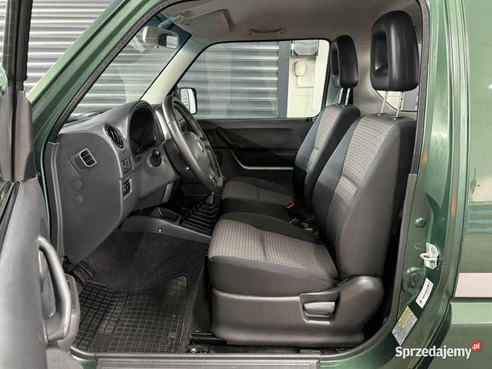 Suzuki Jimny 4X4 Stan idealny Bez korozji dużym Rok produkcji 2011 Chechło