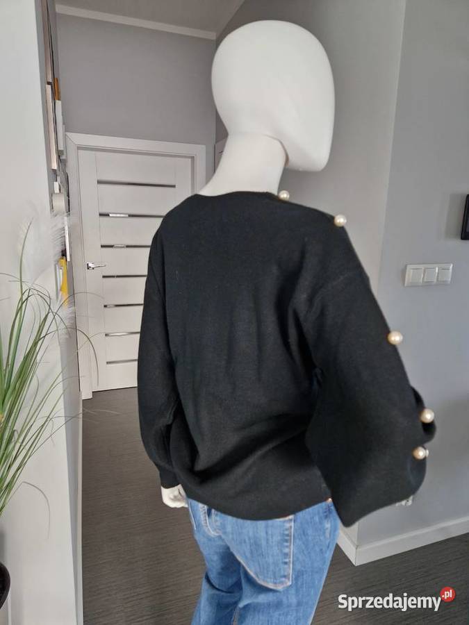 Sweter z perłami na rękawach Nowogard