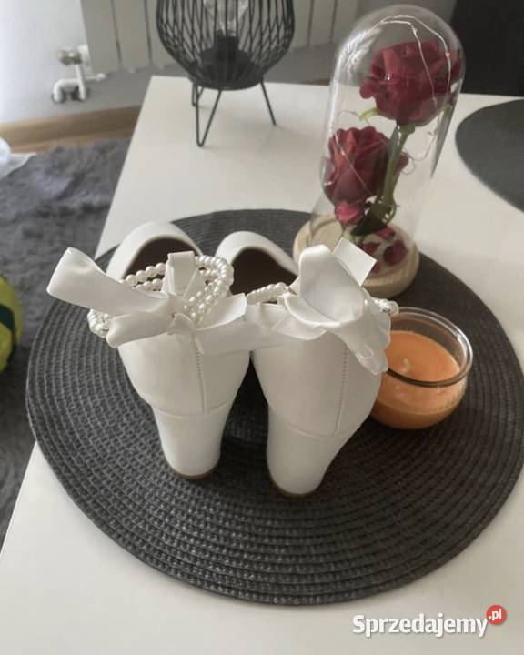 Nowe śliczne buty zdobione