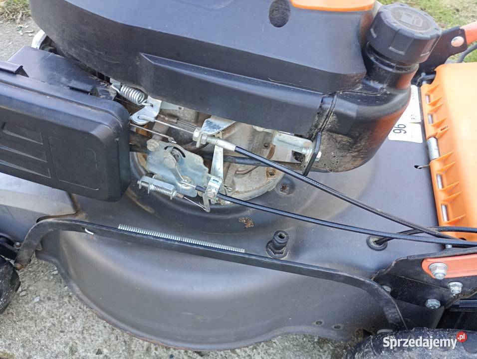 Kosiarka spalinowa z koszem i napędem