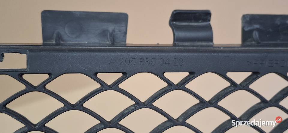 MERCEDES CKLASA W205 KRATKA ZDERZAKA PRZÓD Bieleń