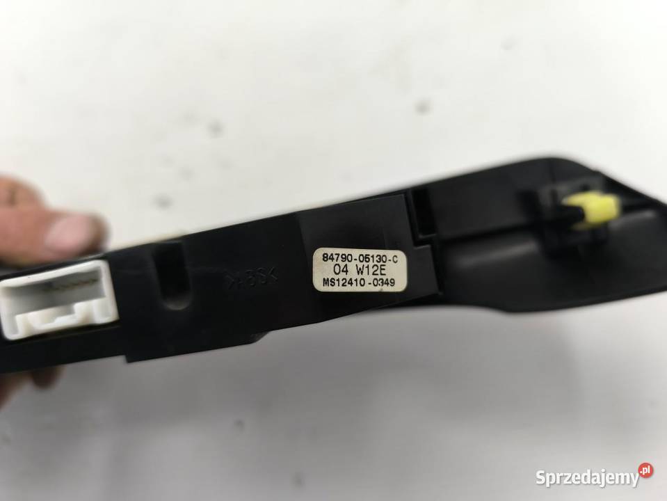 DEKOR PRZYCISK UCHWYT NA KUBKI TOYOTA AVENSIS II Uchwyty fabryczne