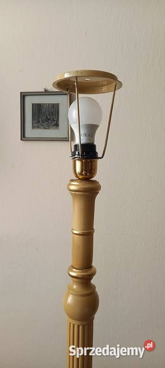 Elegancka drewniana lampa podłogowa w stylu Skierniewice