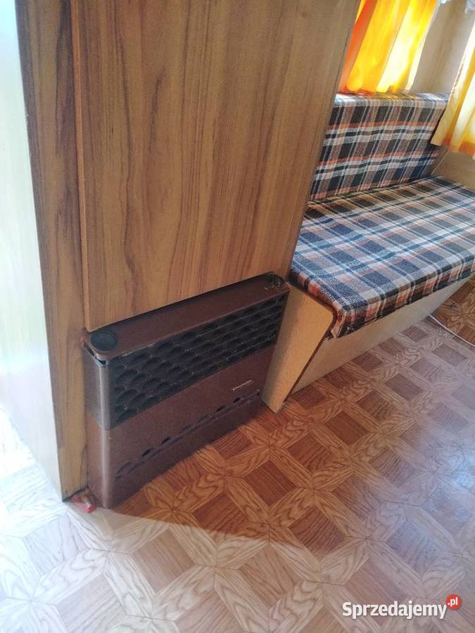 Przyczepa kempingowa z przedsionkiem