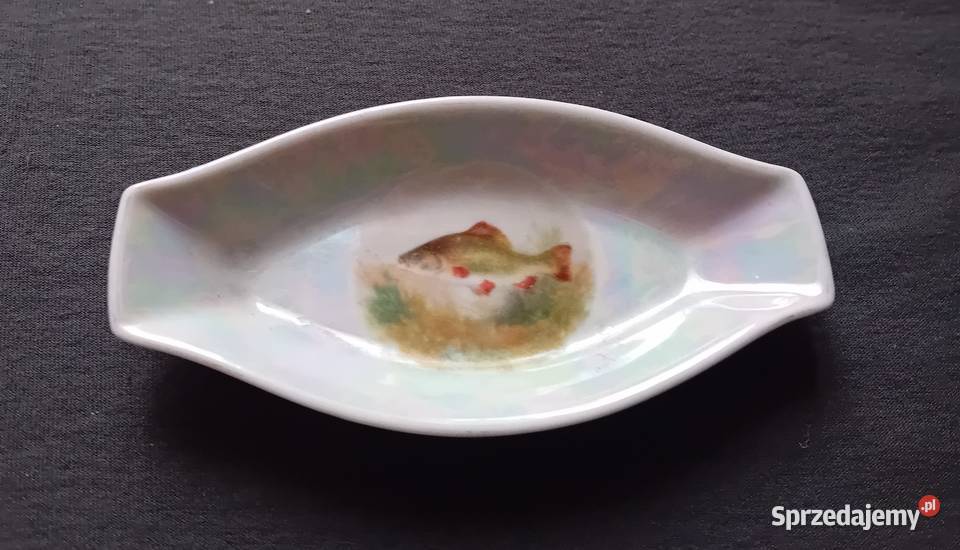 Mały iryzowany półmisek z rybą Ćmielów sygnatura Porcelana i szkło Koźminek