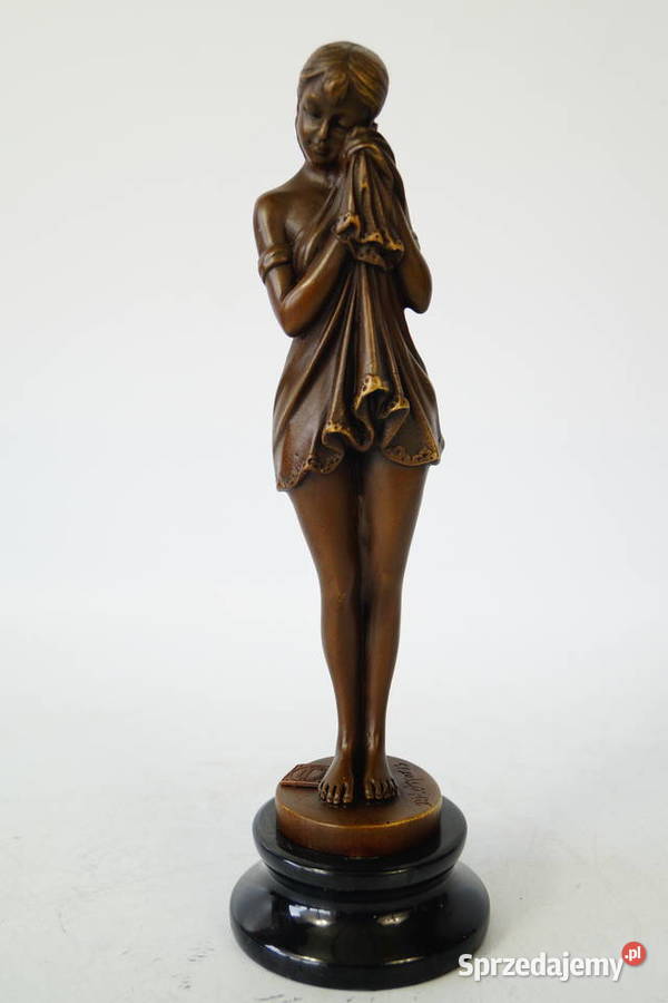 Smutna dziewczynka figura z brązu rzeźba Gizałki