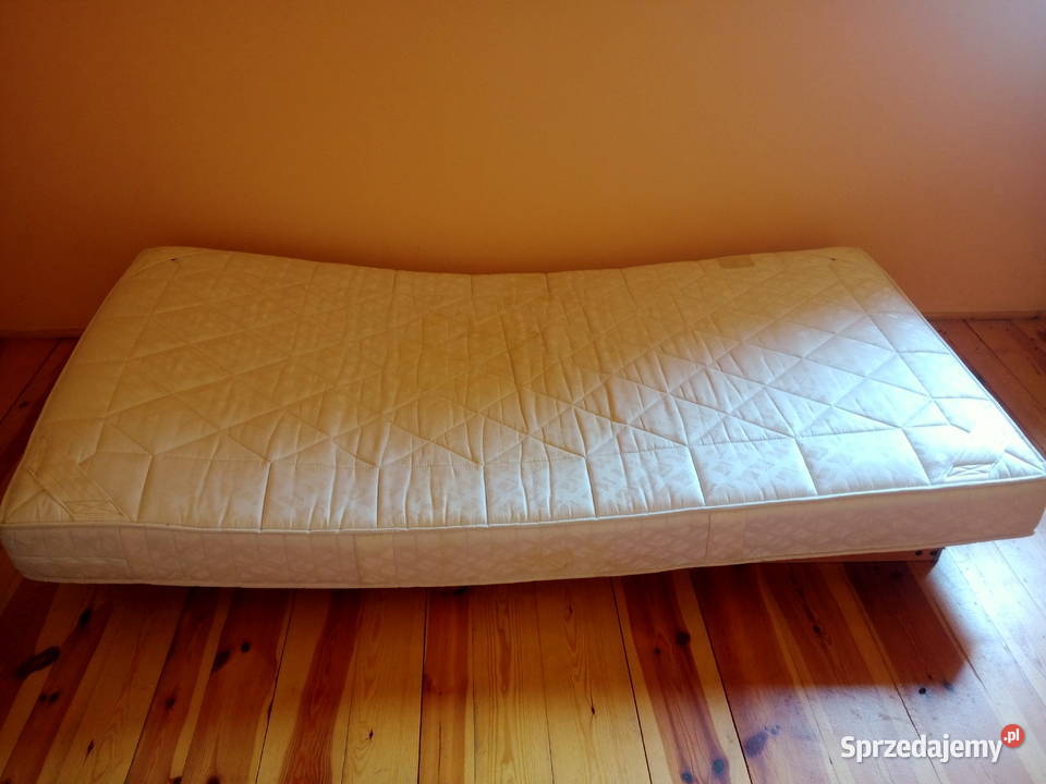 Łóżko na stelażu z materacem sprzedam