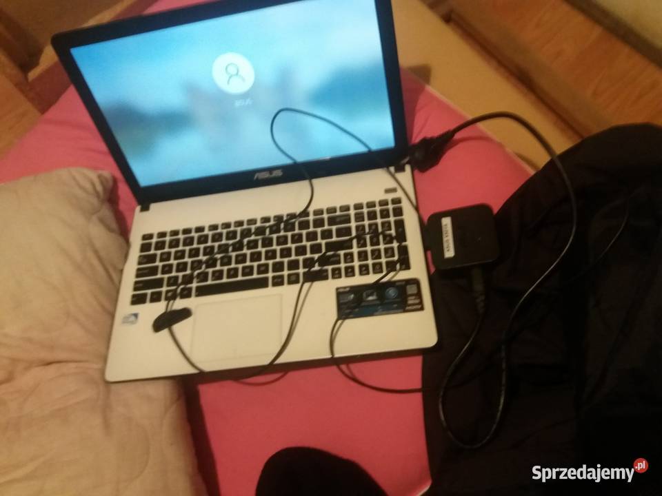 Asus laptop modelX501A błyszcząca Jatne sprzedam