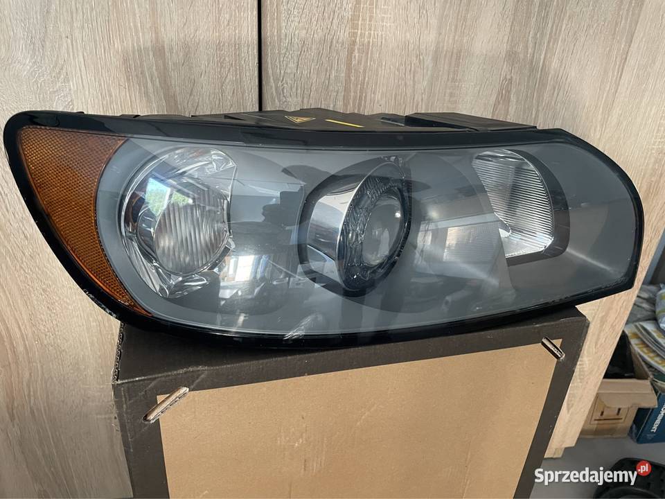 Volvo S40 V50 reflektor Xenon prawy 30698890 Rok produkcji 2010 Kozubszczyzna