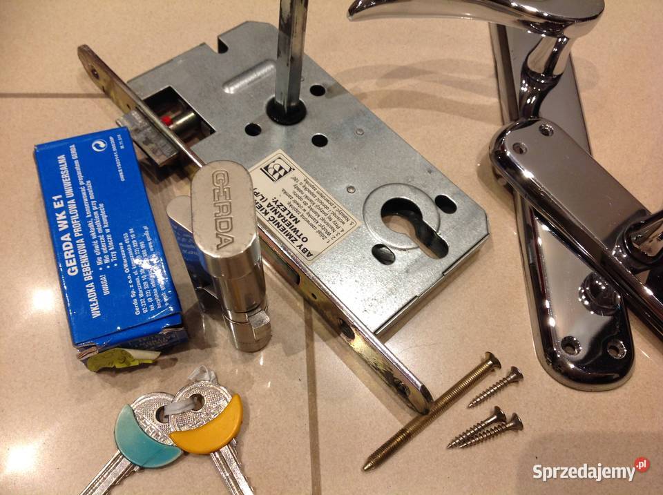 Komplet Klamek z Szyldem do Drzwi z Zamkiem