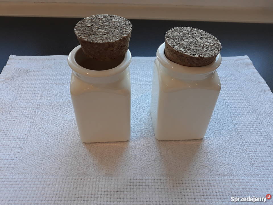 dwa śliczne ceramiczne pojemniki na przyprawy