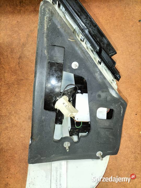 Lampa w błotnik lewy tylny BMW E65 E66 Przedlift Lampy tylne śląskie Poręba