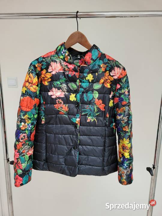 Czarna kurtka w kwiaty