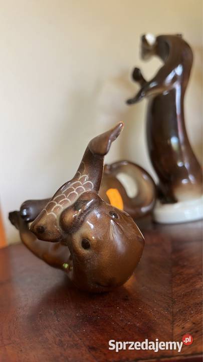 Wydra z rybą figurka Łomonosow Porcelana i szkło pomorskie