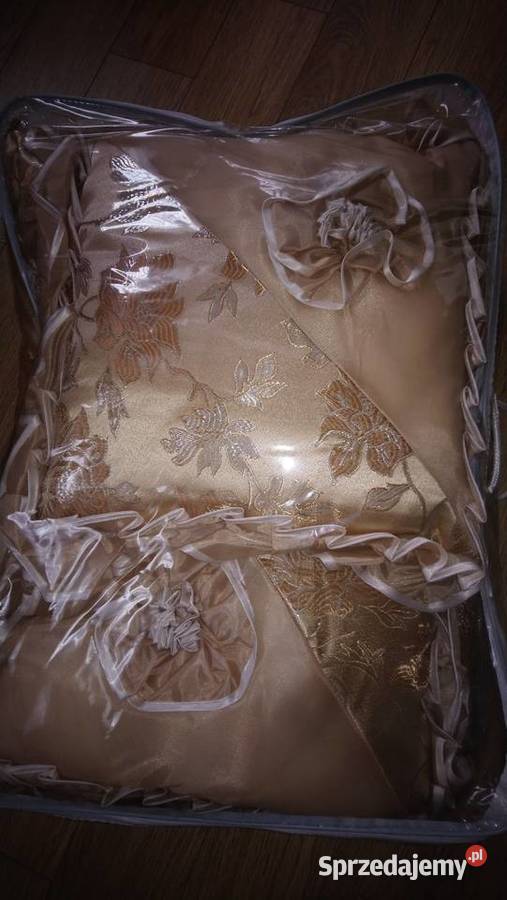 Dekoracyjna królewska narzuta z poduszkami na Brwinów sprzedam