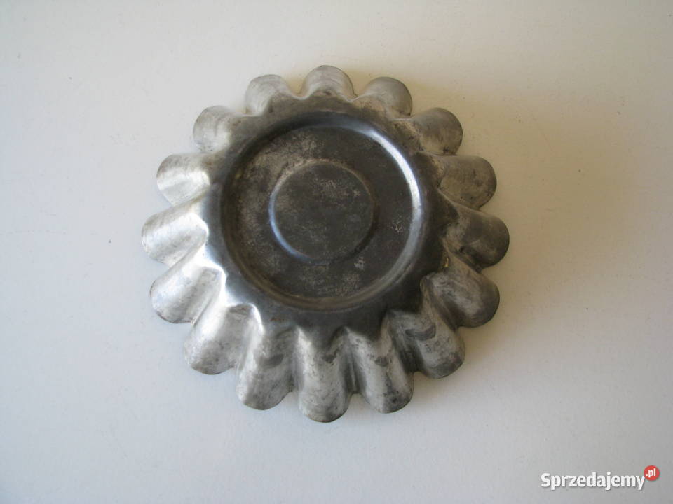 Mała zgrabna forma metalowa na babkę PRL Brzegi