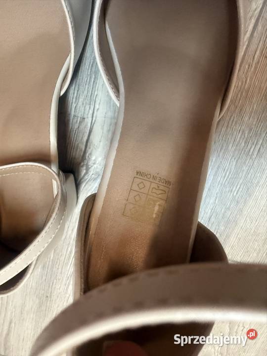 40 Beżowe czółenka wieczorowe z zapięciem Nowe 25.5cm