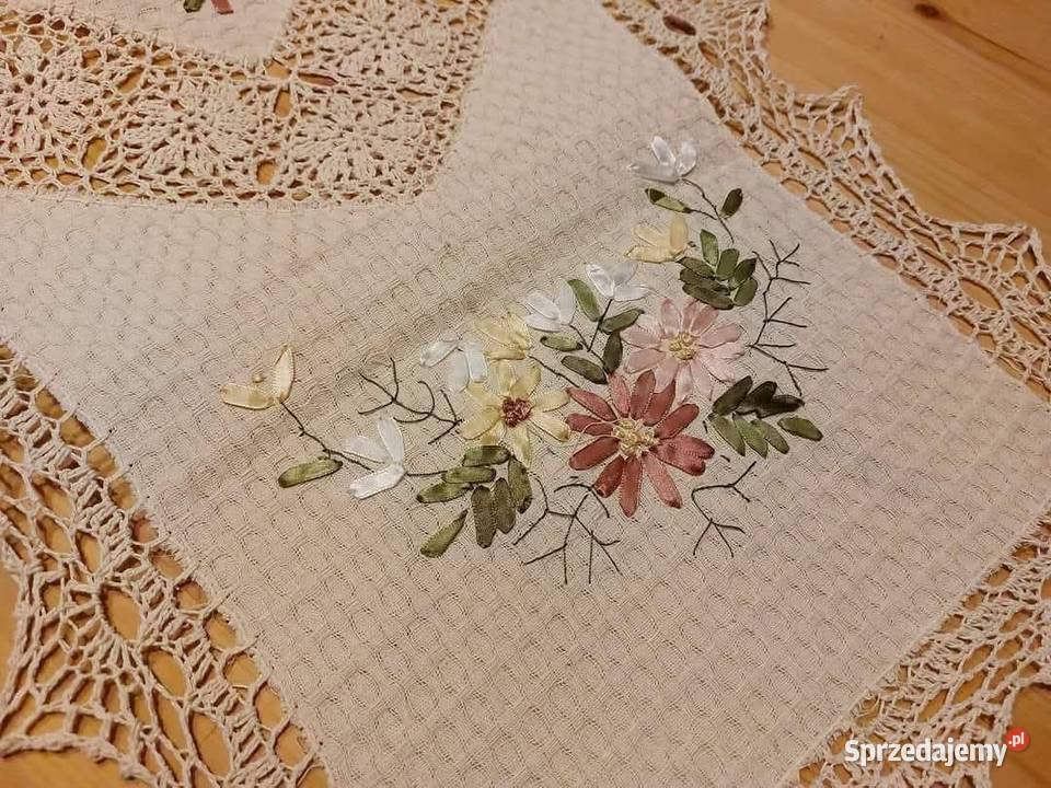 Bieżnik szydełko plus haft wstążeczkowy Alwernia