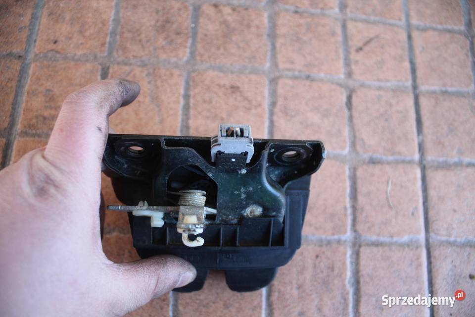 ZAMEK KLAPY TYŁ AUDI A6 C5 KOMBI AVANT 4B9827520