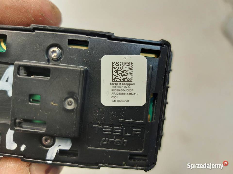 TESLA MODEL Y 2023r Przełącznik szyb przód lewy