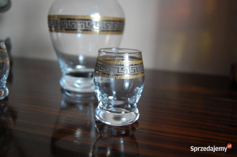 ładna złocona szklana karafka i dwa kieliszki