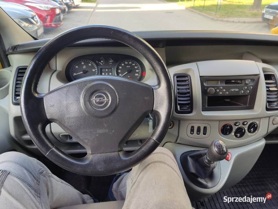 z opłatami VIVARO 9 osobowyr2003 poj 19diesel 1900cm3 Elbląg
