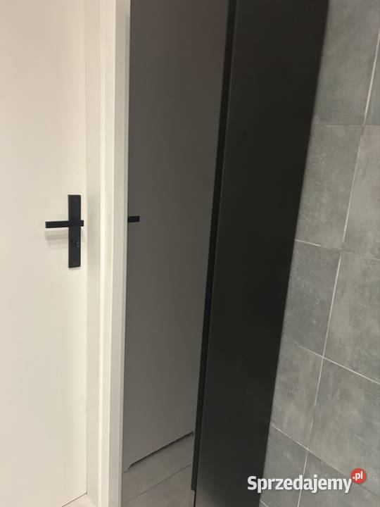 Szafka czarna z drzwiami w efekcie lustra stan śląskie Gliwice