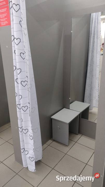 Sklep odzieżowy z całym wyposażeniem ubrania