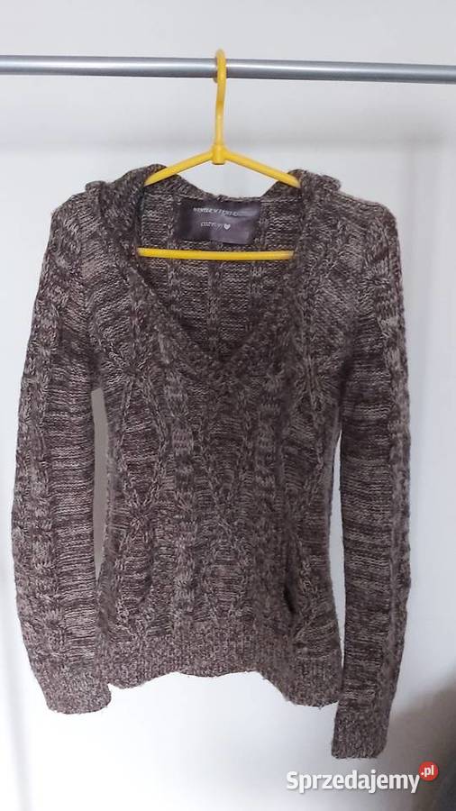 Sprzedam sweter z kapturem z kruszonką na środku sprzedam