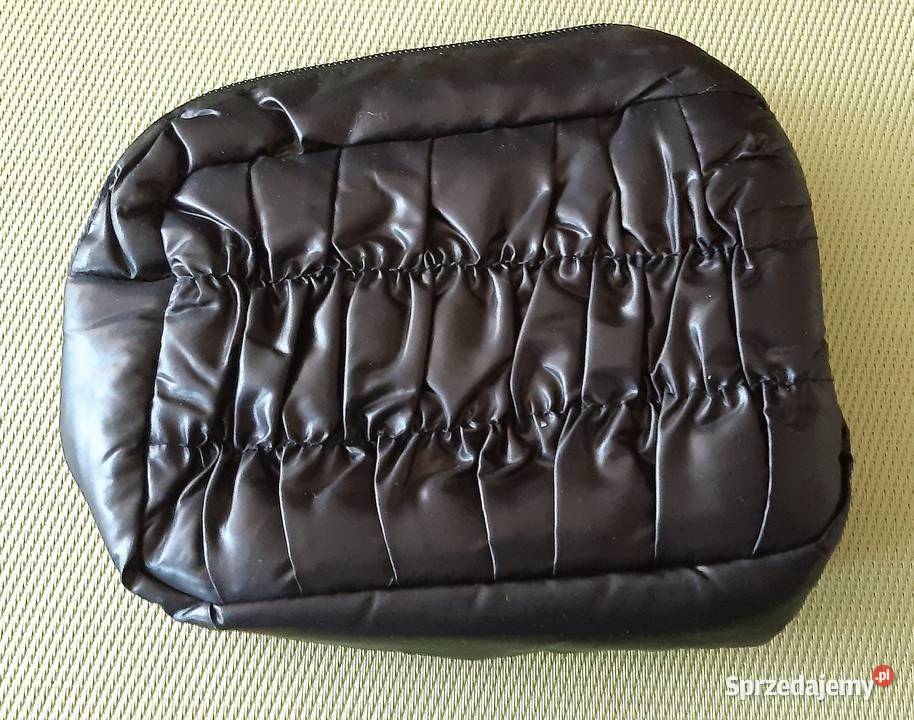 Kosmetyczkatorebka materiałowaczarna firmy Pikowana  Pruszków