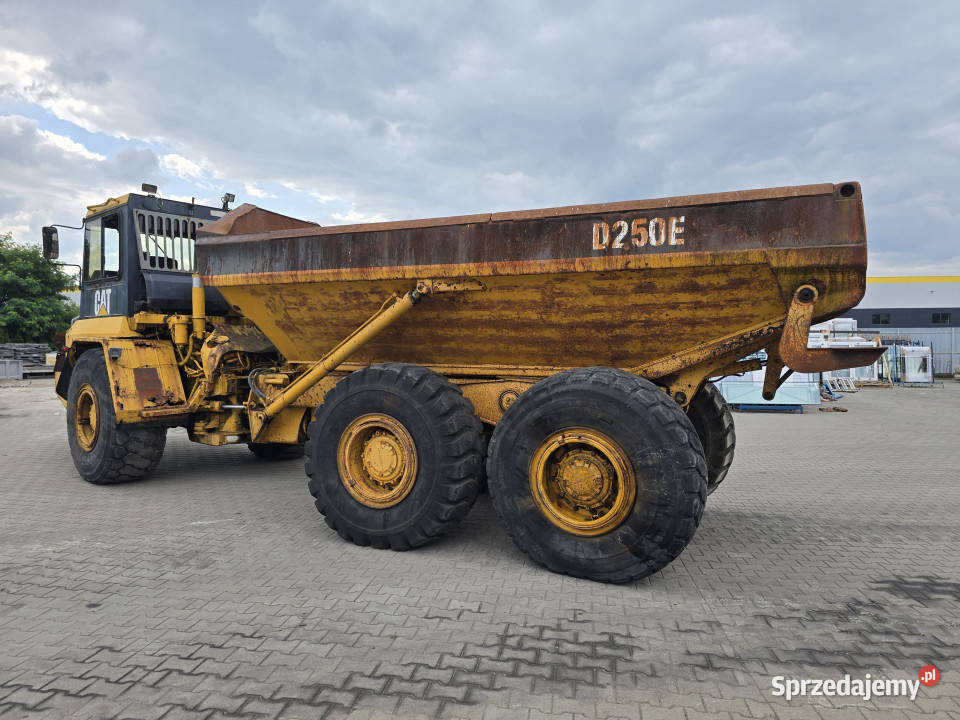 Wozidło CATERPILLAR D 250 E 6x6 173 t 14 m3 16385h warmińsko-mazurskie