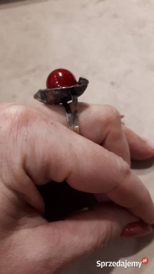 pierścionek srebrny z koralową kulką Skaryszew
