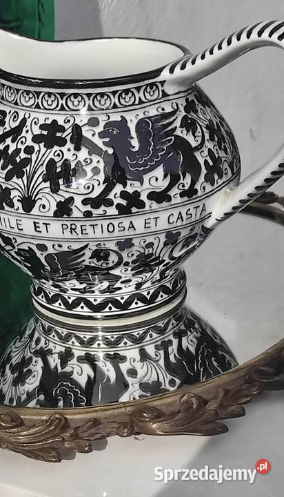 FaenzaWłoski dzban z motywem czarnego smokagryfa Porcelana i szkło