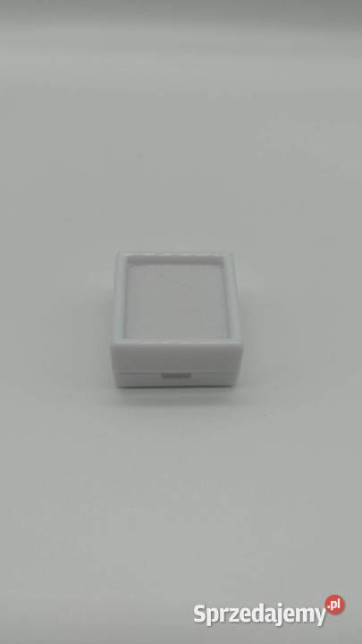 Białe pudełko ekspozytor na kamienie szlachetne