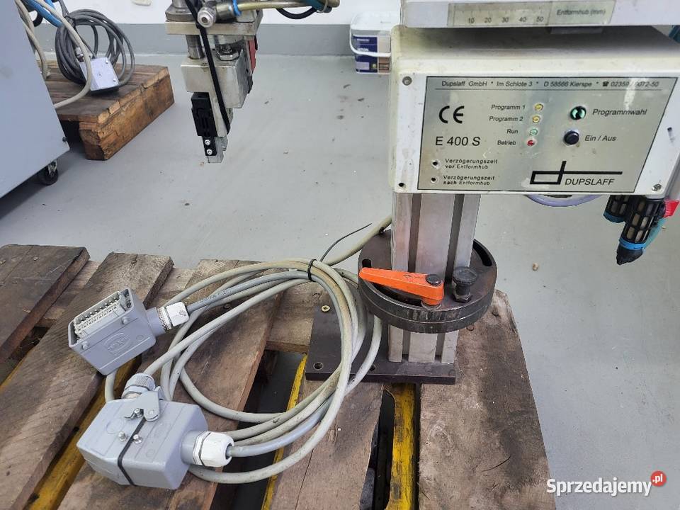Manipulator robot do wyciągania wlewków detali z