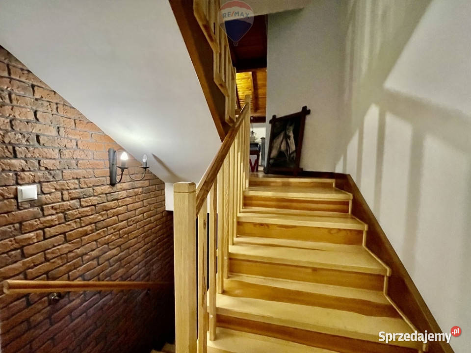 Podmiejska mała willa otoczona sosnami Zalesie Górne