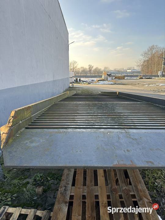 Rampa najazdowa do załadunku pojazdów palet