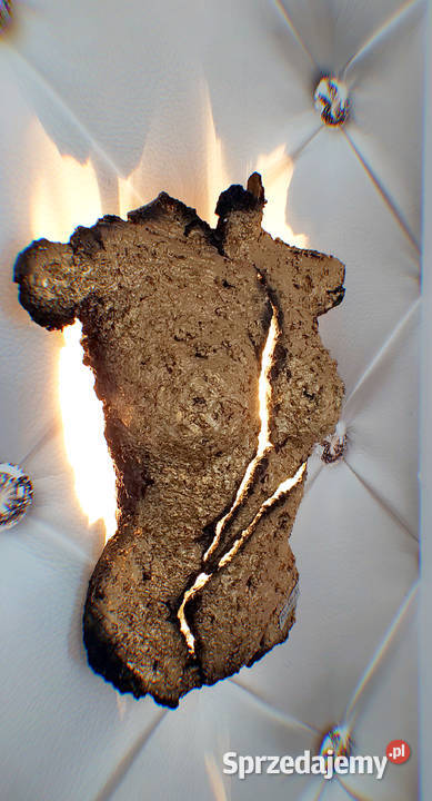 Złoty kinkiet damski rzeźba lampa sztuka Piła