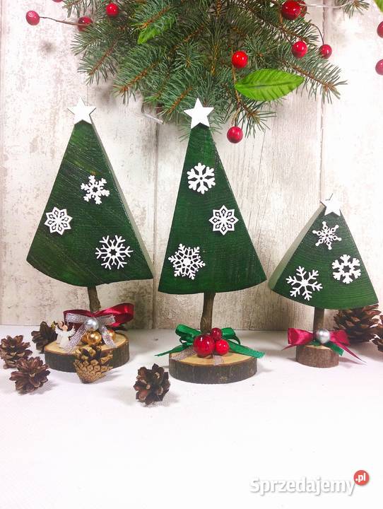 Dekoracyjne choinki z białymi śnieżynkami zielony