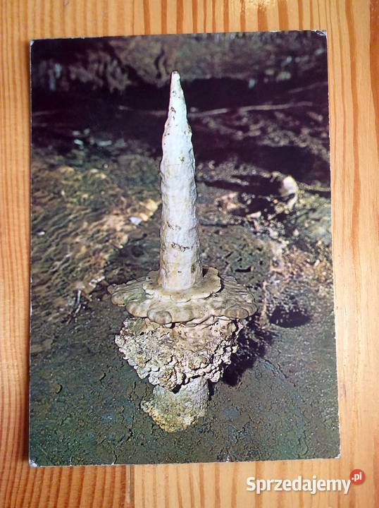 WIDOK NA STALAGMIT W JASKINI NIEDALEKO MIASTA