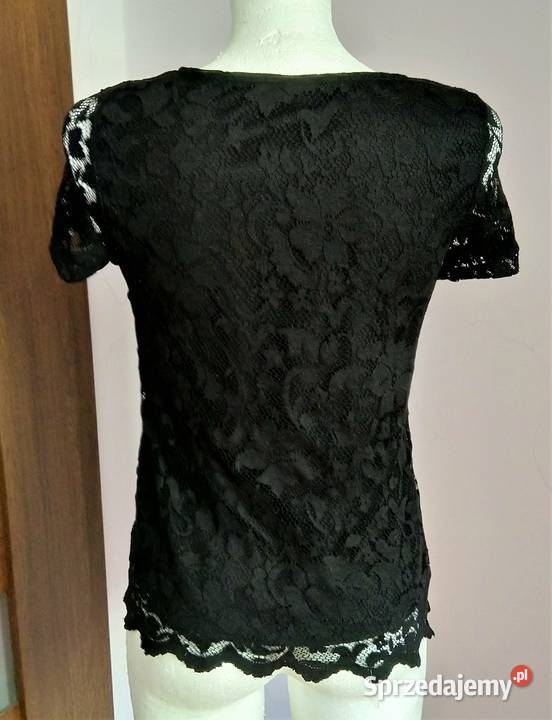 Czarna bluzka z krótkim rękawem z koronką Krosno
