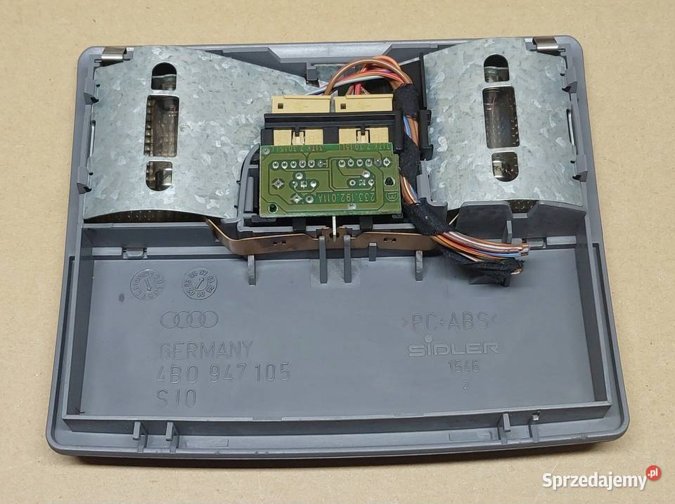 LAMPKA OŚWIETLENIE KABINY AUDI A6 C5 4B0947105 osobowe Mielęcin