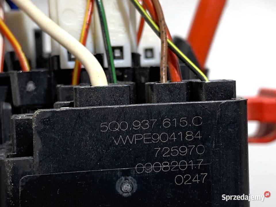 SKRZYNKA BEZPIECZNIKÓW VW TOURAN 5Q0937615C