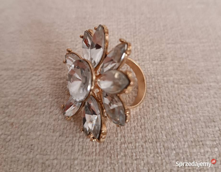 Duży pierścionek kwiat białe cyrkonie rozmiar