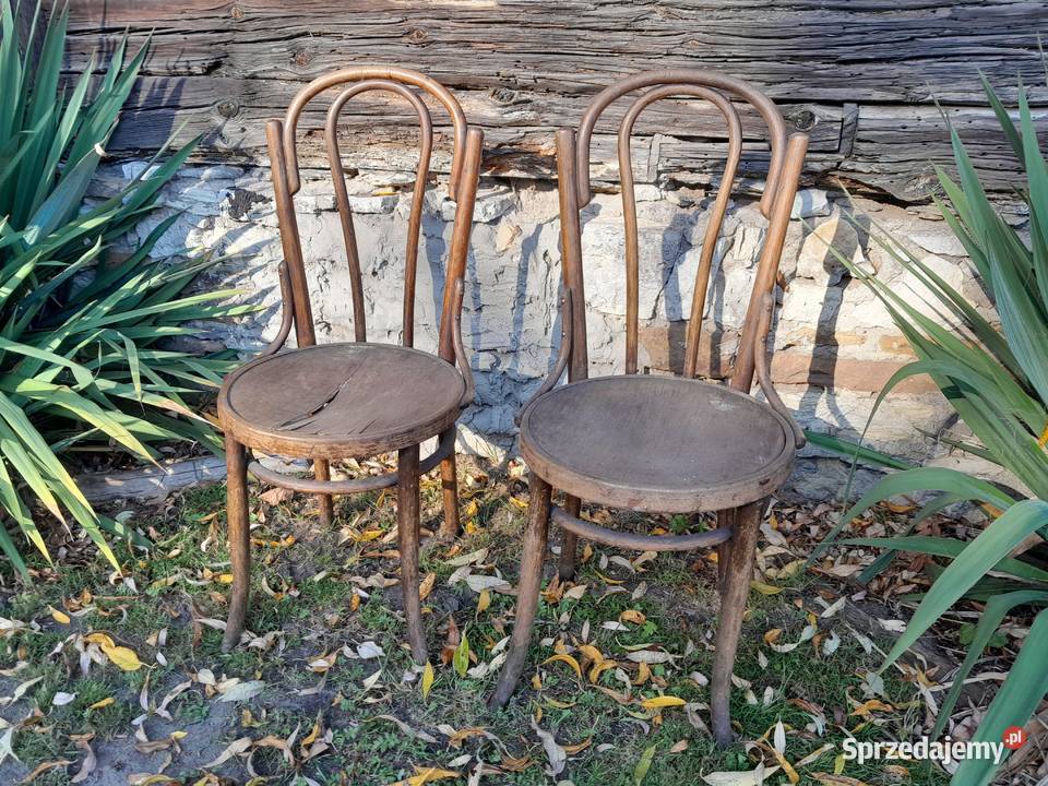 Dwa stare drewniane zabytkowe krzesła krzesło retro vintage